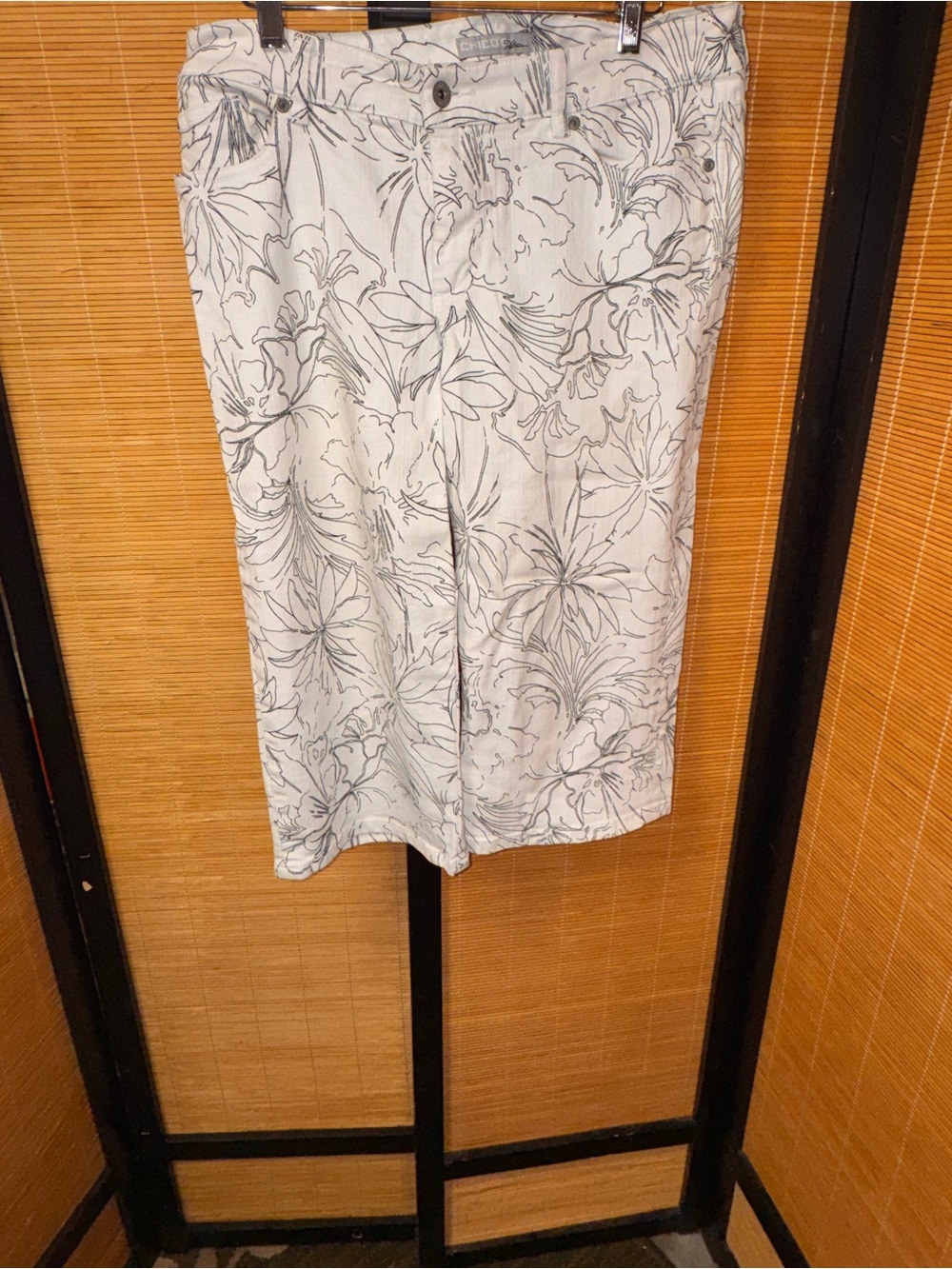 Chico's Platinum Floral Line Art Capri Pants Size 1.5 US 10 White Black Stretch